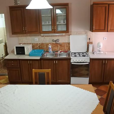 Kisasszony Apartman Егер Екстериор снимка