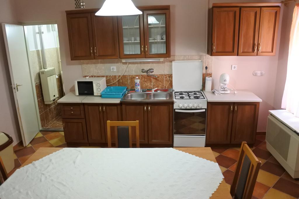 Kisasszony Apartman Егер Екстериор снимка