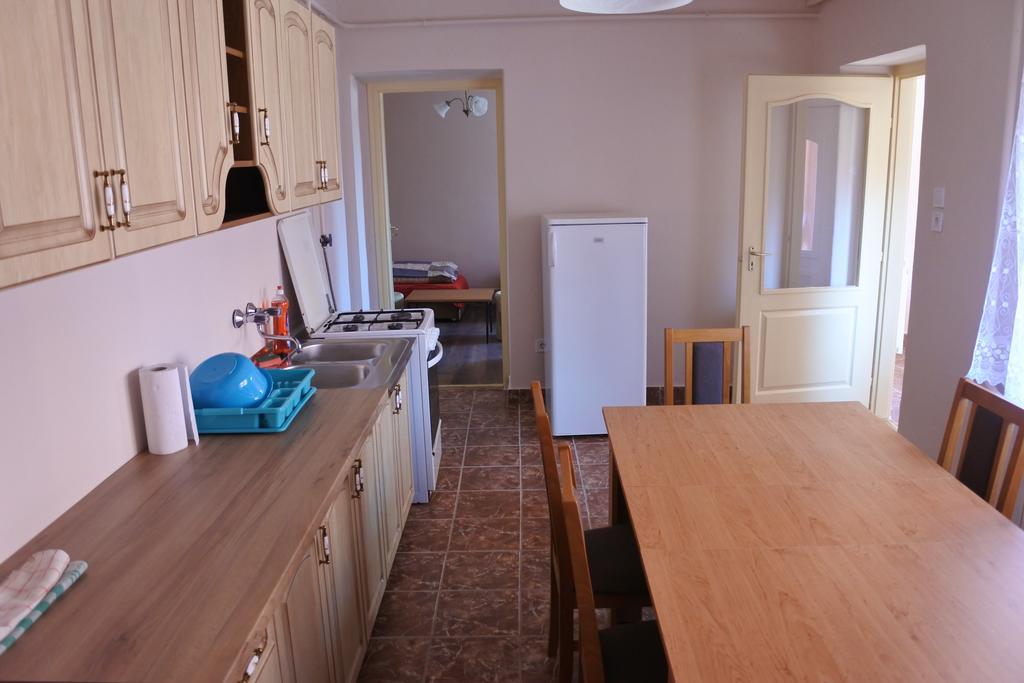 Kisasszony Apartman Егер Екстериор снимка