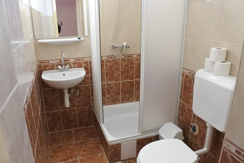 Kisasszony Apartman Егер Екстериор снимка