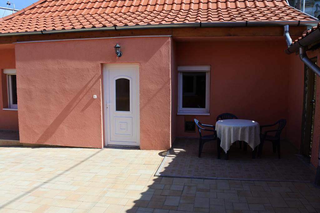 Kisasszony Apartman Егер Екстериор снимка