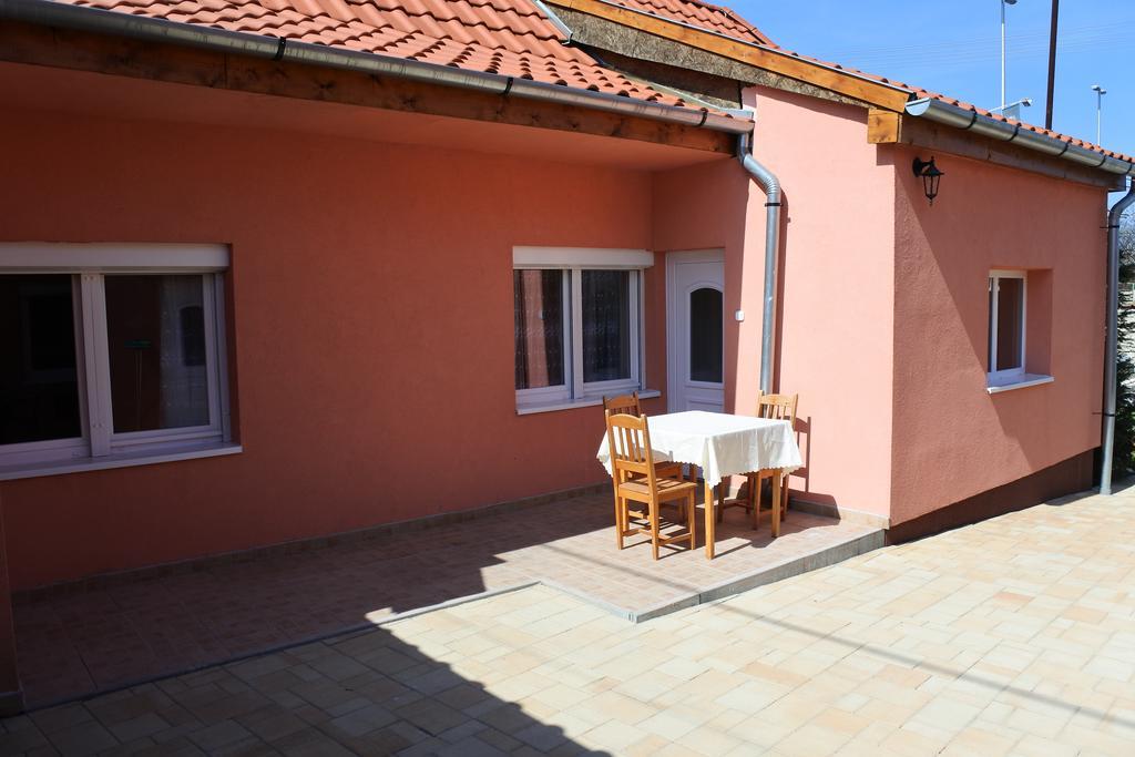 Kisasszony Apartman Егер Екстериор снимка
