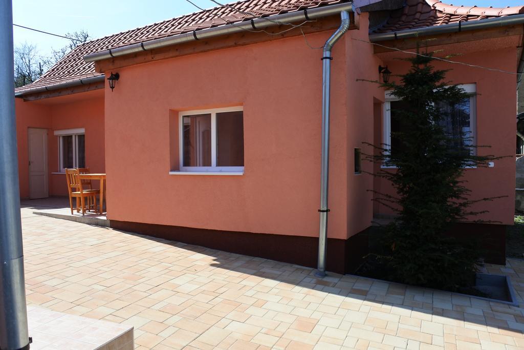 Kisasszony Apartman Егер Екстериор снимка