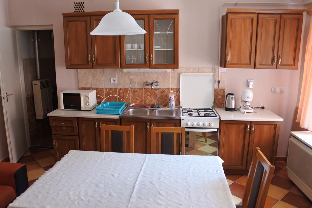 Kisasszony Apartman Егер Екстериор снимка