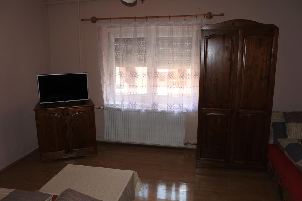 Kisasszony Apartman Егер Екстериор снимка