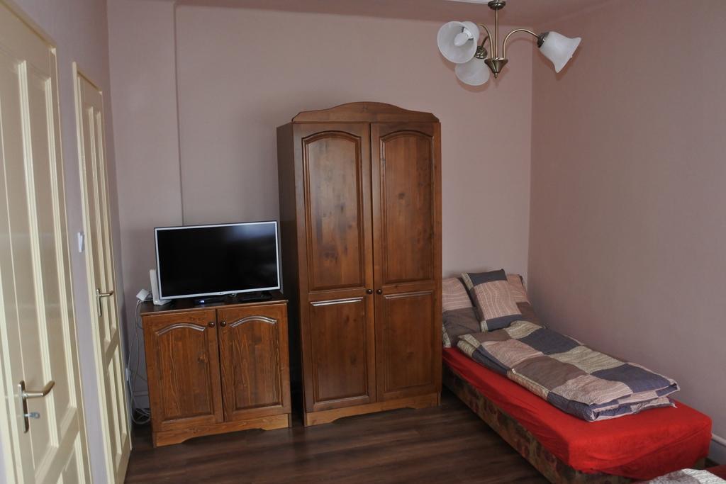 Kisasszony Apartman Егер Екстериор снимка