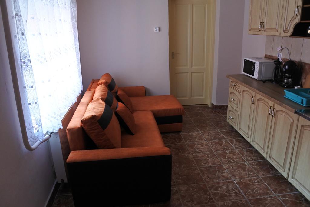 Kisasszony Apartman Егер Екстериор снимка