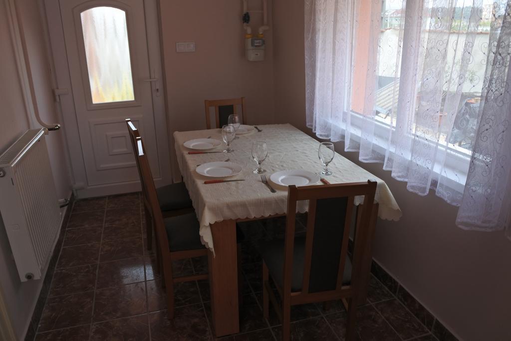 Kisasszony Apartman Егер Екстериор снимка